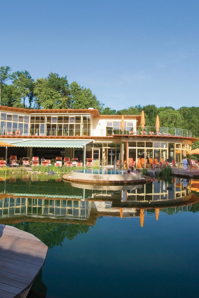 Бассейн в отеле на курорте Бад Лойперсдорф, Австрия