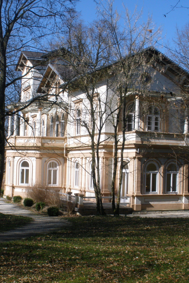 Дом в парке на курорте Бад Халль, Австрия