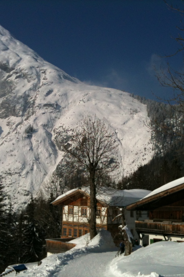 Дом на фоне гор на курорте Тельфс-Бюхен, Австрия