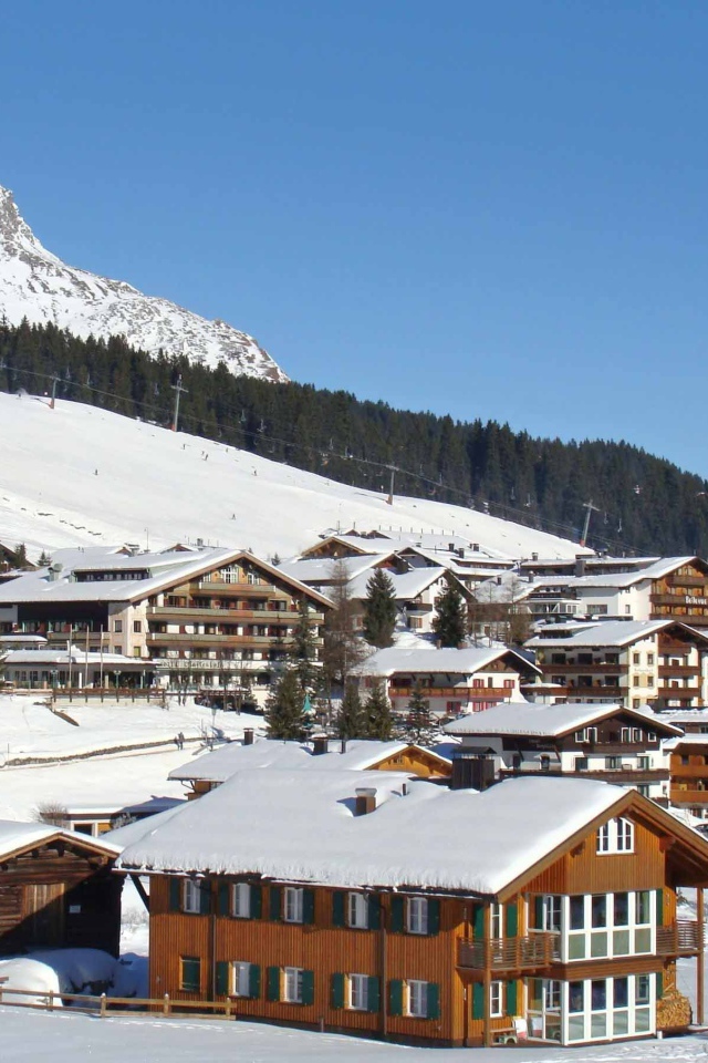 Дома на фоне гор на горнолыжном курорте Лех, Австрия