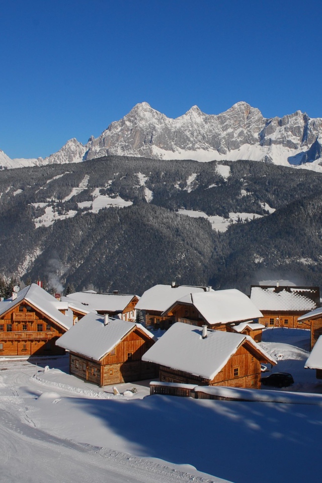 Дома на фоне гор на горнолыжном курорте Шладминг, Австрия