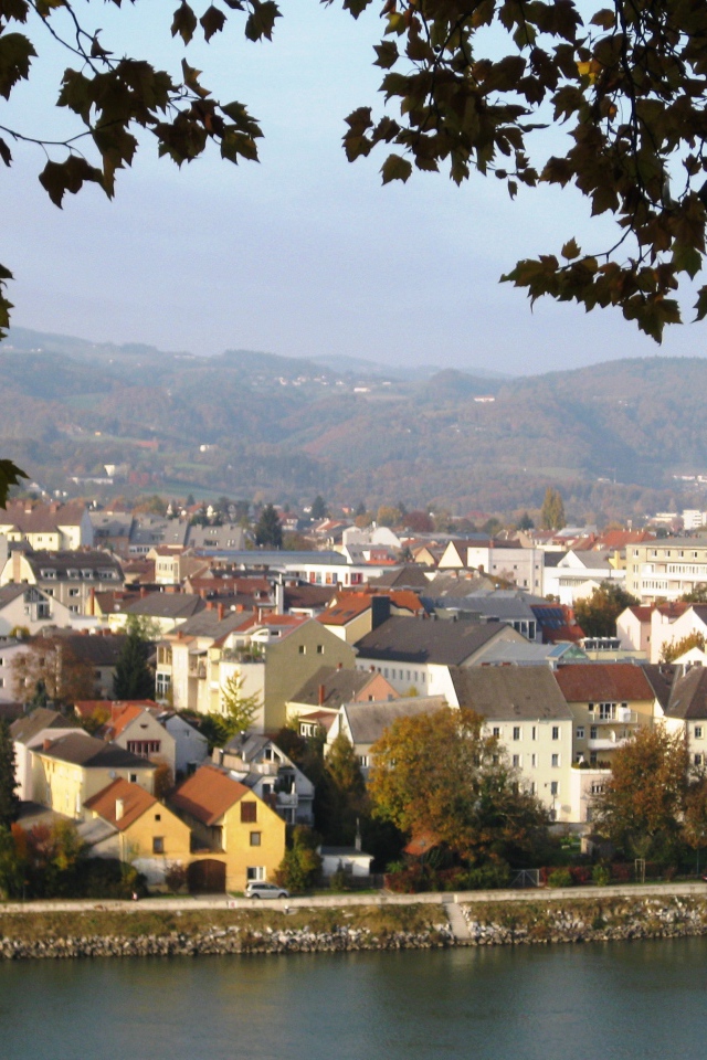 Дома на набережной в городе Линц, Австрия