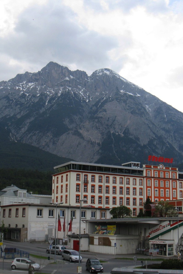 Дома на фоне Альп на курорте Тельфс-Бюхен, Австрия