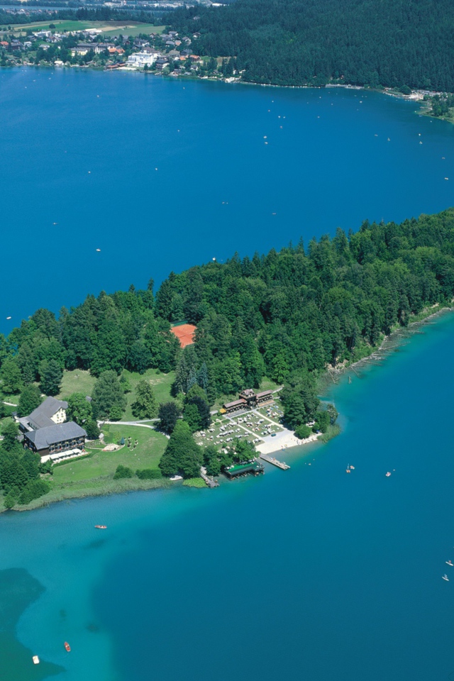 Остров на озере на курорте Фаакер-Зее, Австрия