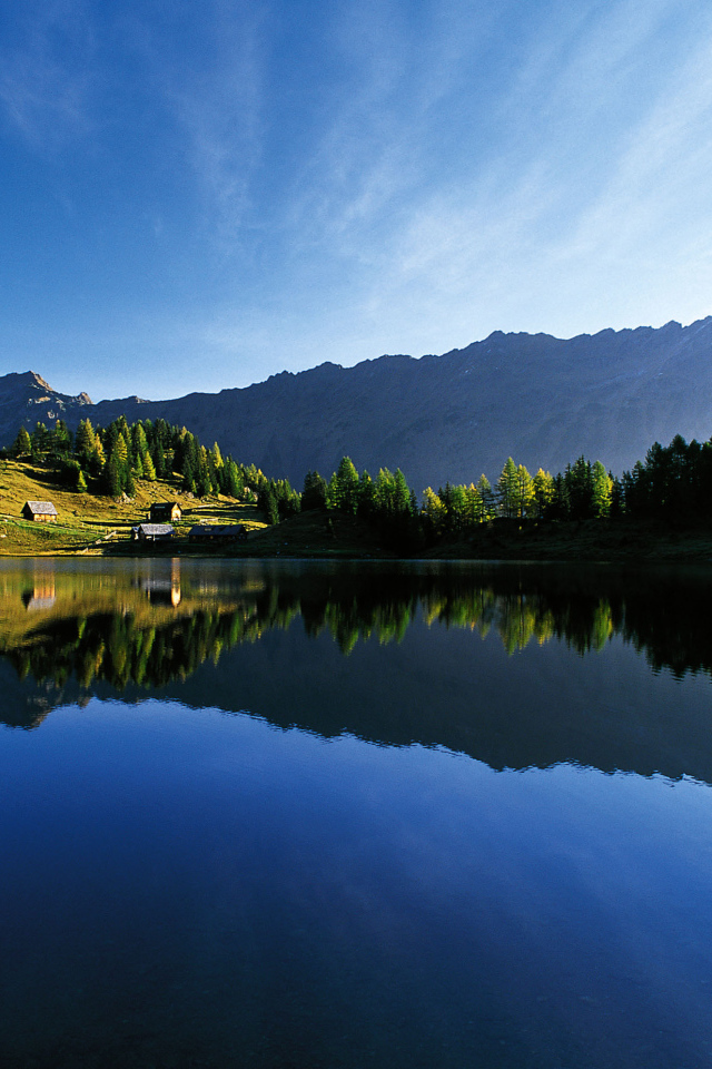 Озеро в горах на курорте Бад Лойперсдорф, Австрия