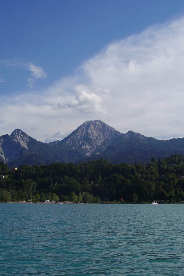 Озеро на фоне гор на курорте Фаакер-Зее, Австрия