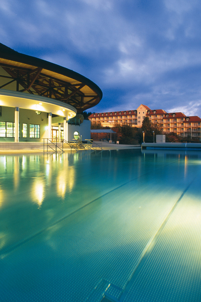 Роскошный бассейн на курорте Бад Татцмансдорф, Австрия