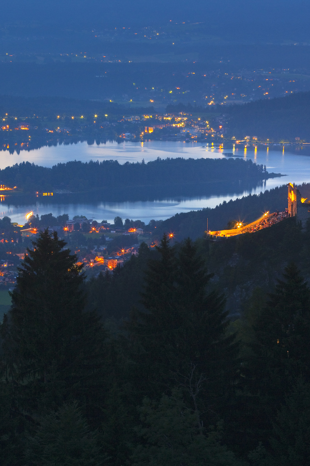 Ночные огни на курорте Фаакер-Зее, Австрия