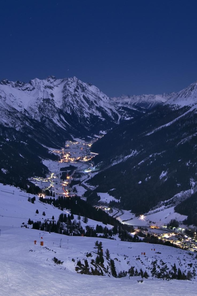 Ночные огни на горнолыжном курорте Лех, Австрия