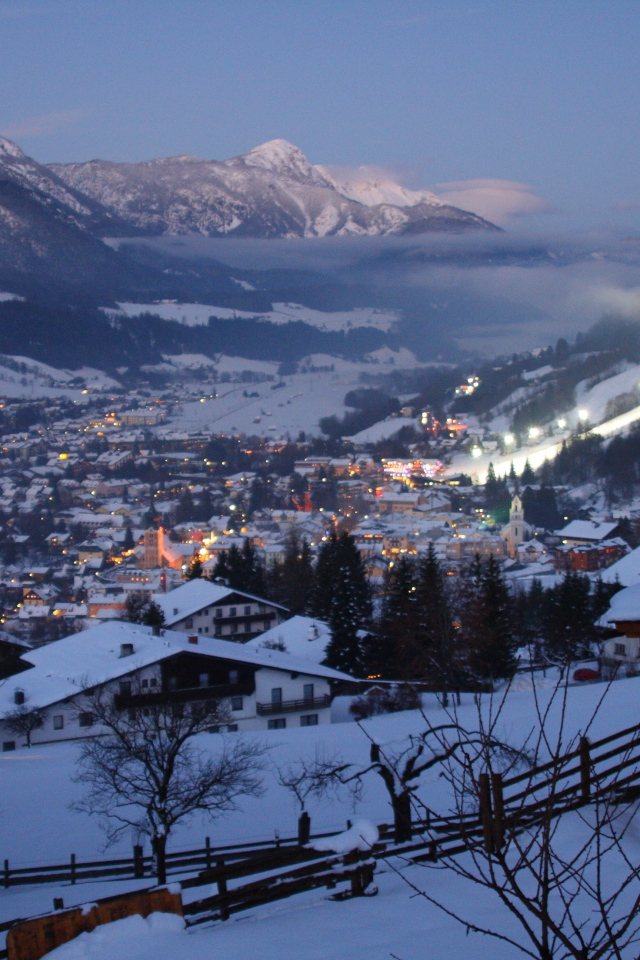 Ночные огни на горнолыжном курорте Шладминг, Австрия