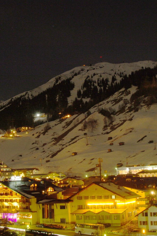 Ночные огни на горнолыжном курорте Сант Антон, Австрия