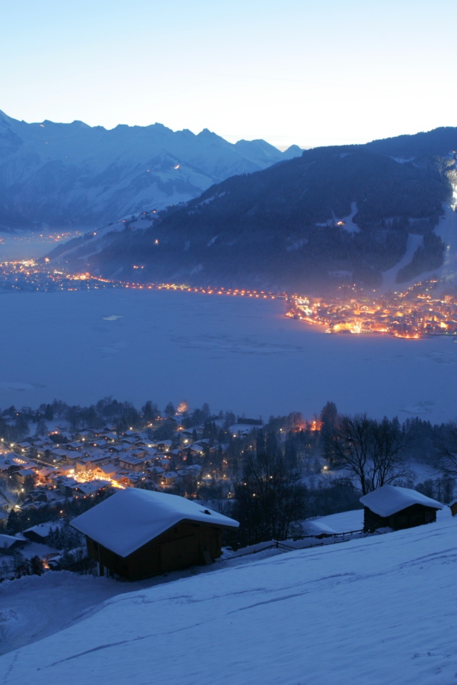 Ночные огни на курорте Цель-ам-Зее, Австрия