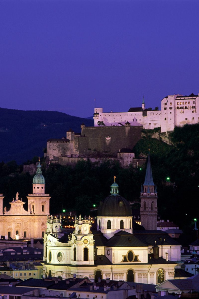 Ночные огни в городе  Зальцбург, Австрия