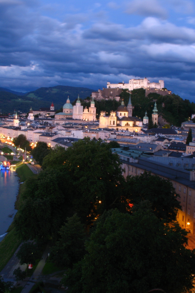 Ночные улицы в городе  Зальцбург, Австрия