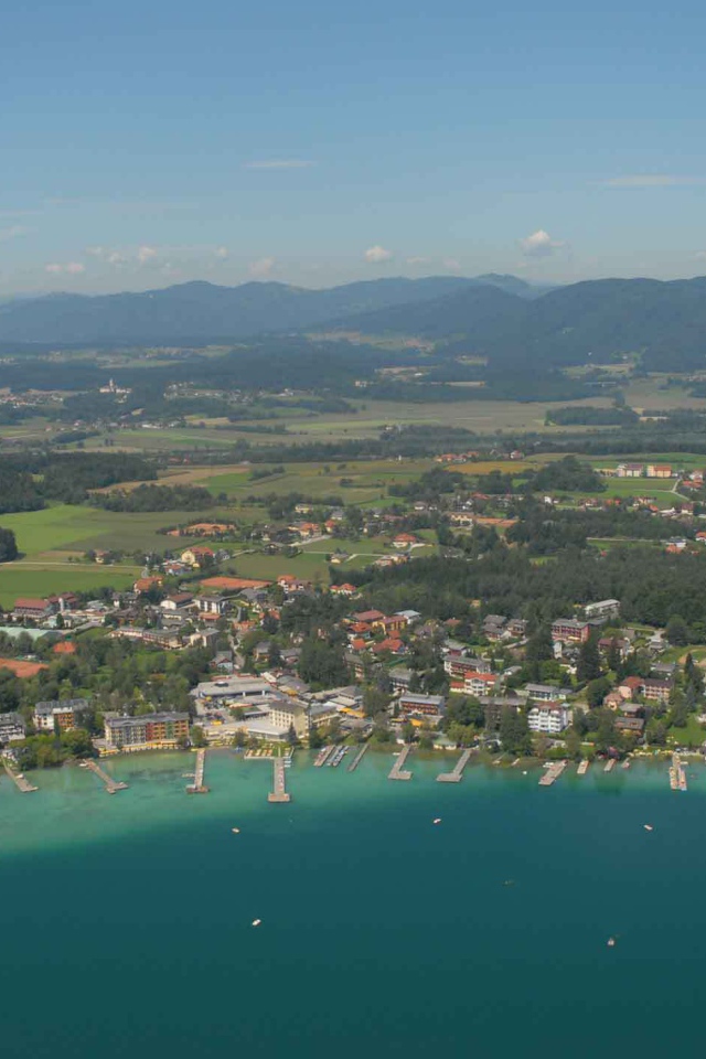 Панорама курорта на озере Клопайнер Зее, Австрия