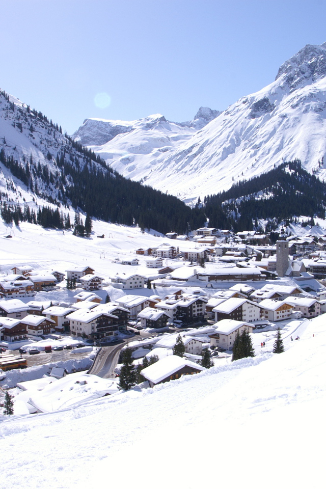 Панорама города на горнолыжном курорте Лех, Австрия