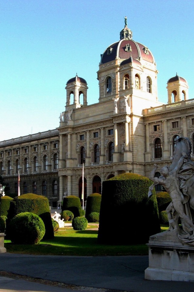 Парк перед дворцом в городе Вена, Австрия