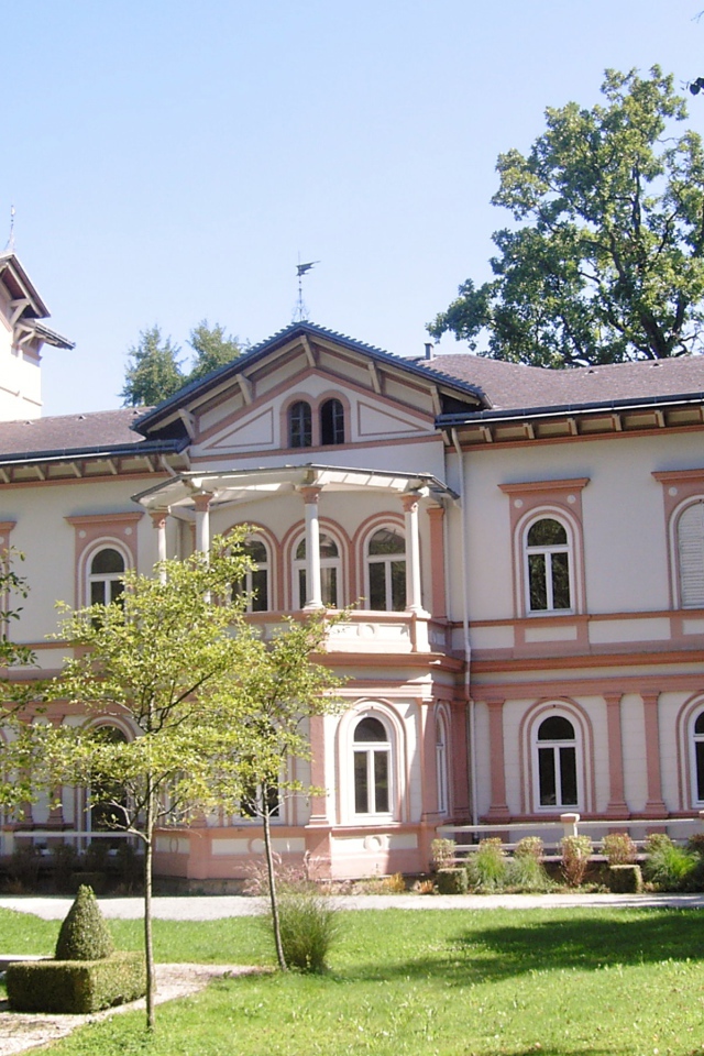 Розовое здание на курорте Бад Халль, Австрия