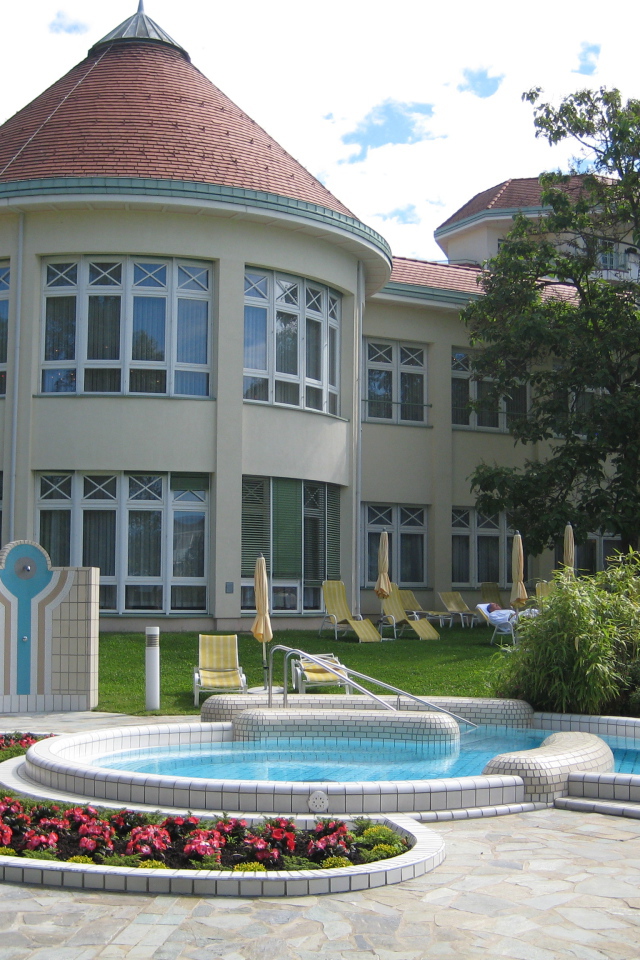 Бассейн перед отелем на курорте Бад Татцмансдорф, Австрия