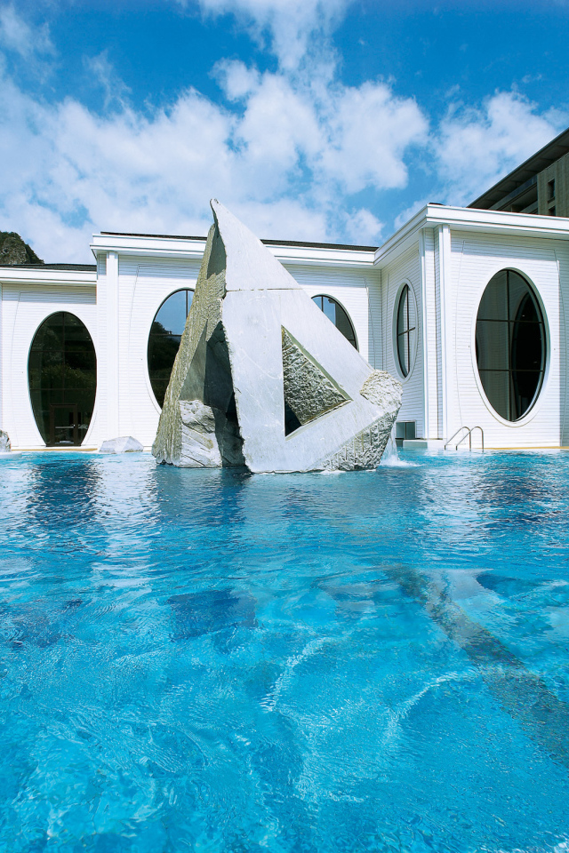 Скульптура в бассейне на курорте Бад Лойперсдорф, Австрия