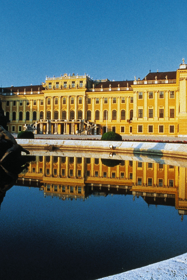 Скульптура среди воды в городе Вена, Австрия