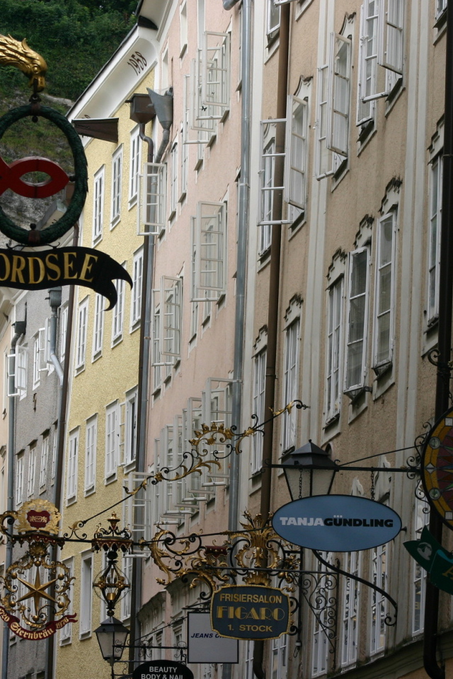 Вывески магазинов в городе  Зальцбург, Австрия