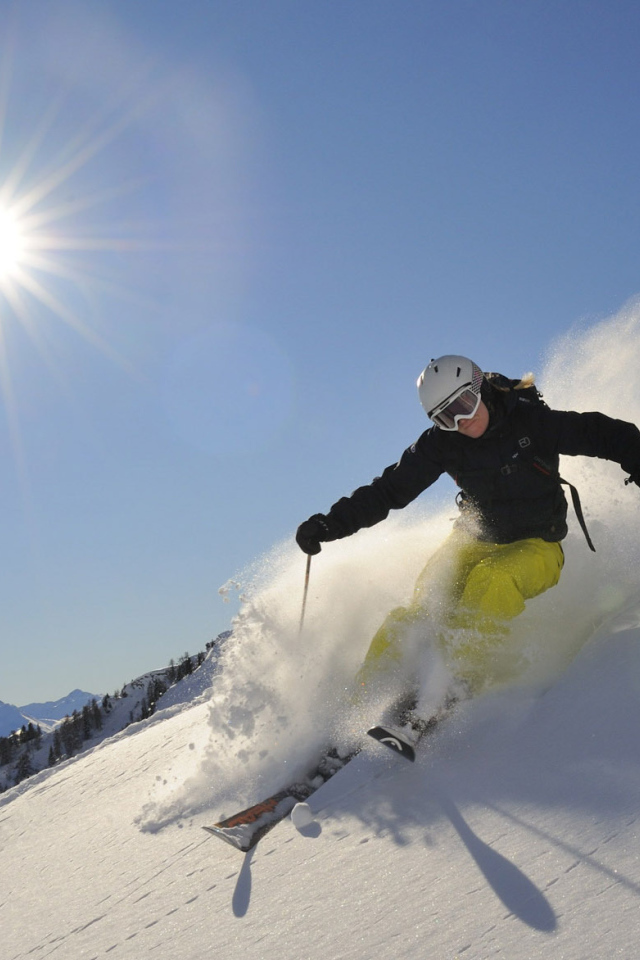Лыжник на горнолыжном курорте Серфаус, Австрия