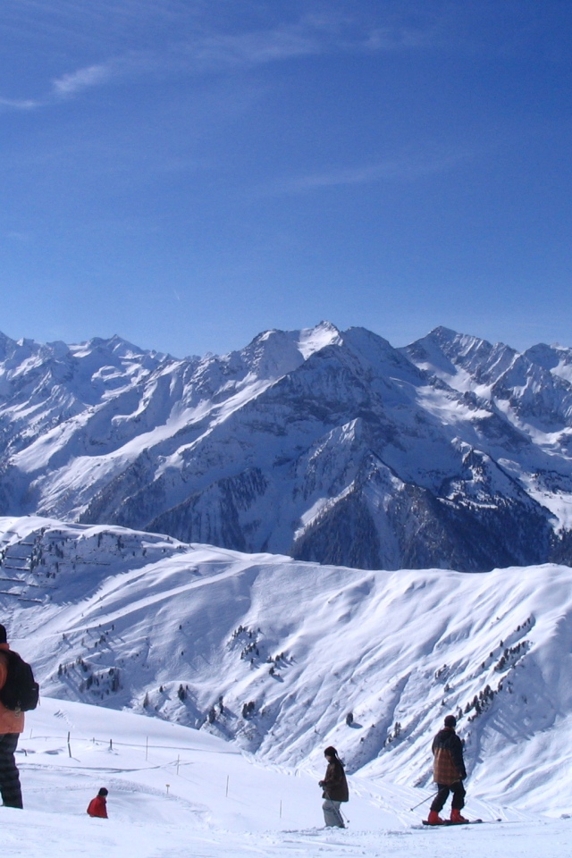 Лыжники на трассе на горнолыжном курорте Майрхофен, Австрия