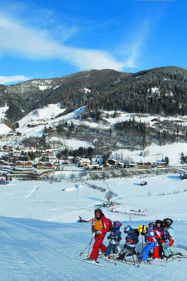 Катание на лыжах на горнолыжном курорте Бад Кляйнкирххайм, Австрия