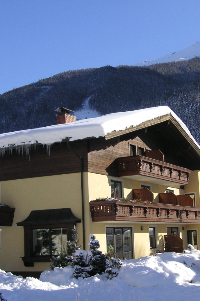 Заснеженная гостиница на курорте Бад Хофгастайн, Австрия