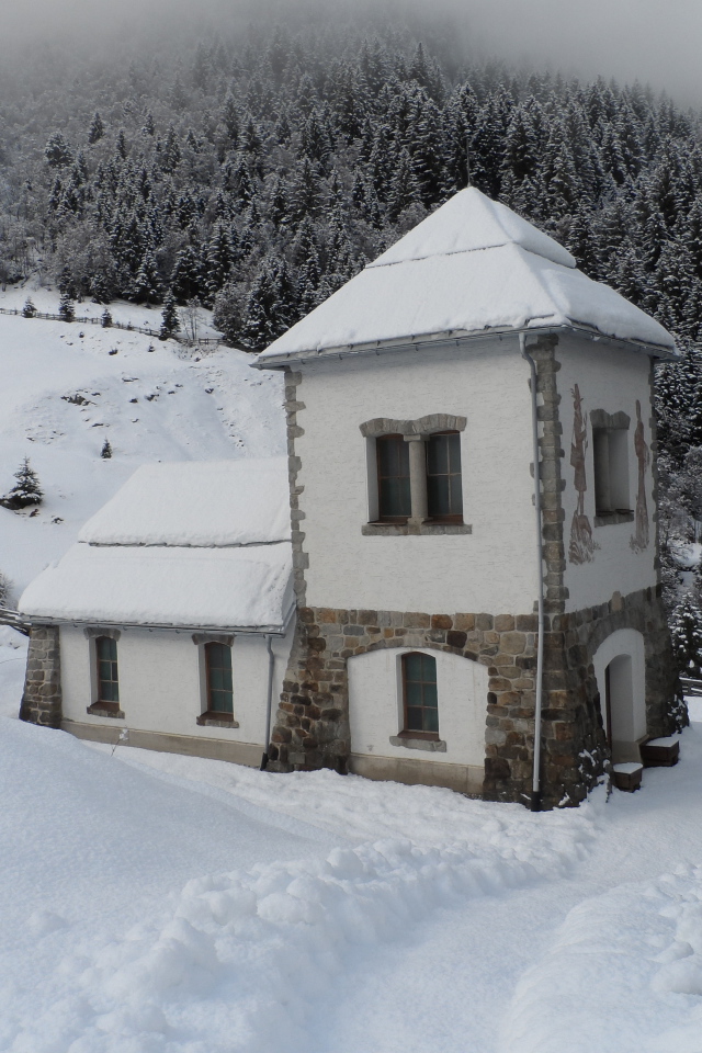 Заснеженный домик в городе Нойштифт, Австрия