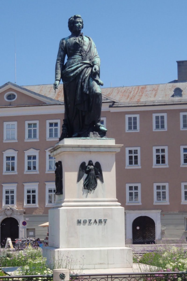 Статуя Моцарта в городе  Зальцбург, Австрия