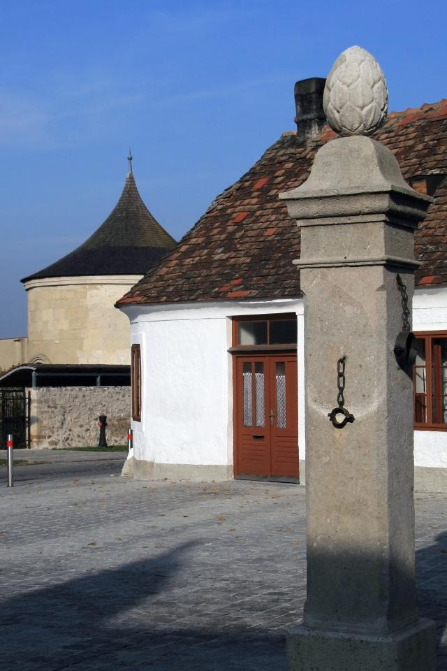 Каменный столб на улице в городе Гайнберг, Австрия