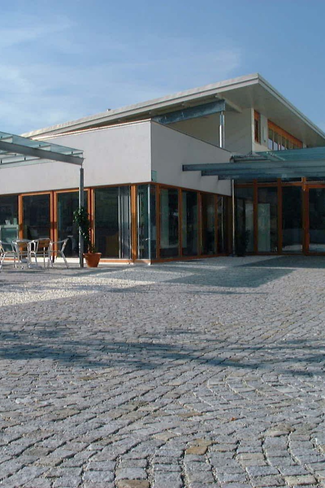 Уличное кафе в городе Нойштифт, Австрия