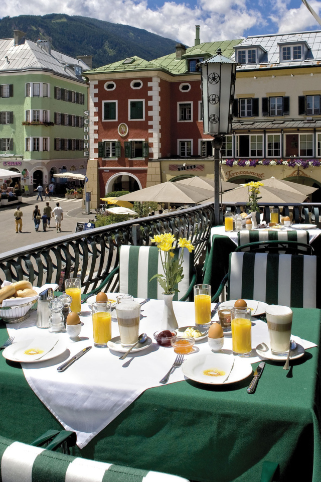 Уличное кафе на курорте Лиенц, Австрия