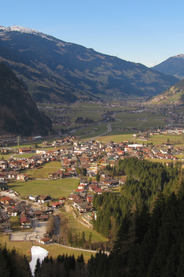 Летняя панорама на горнолыжном курорте Майрхофен, Австрия