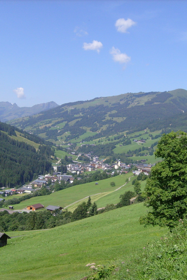 Летний вид на горнолыжном курорте Заальбах Хинтерглем, Австрия