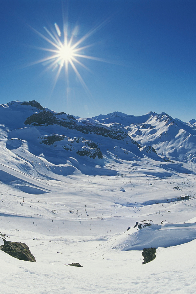 Солнце в горах на горнолыжном курорте Ишгль, Австрия