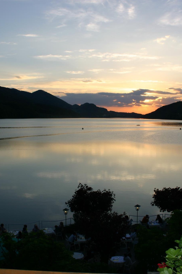 Закат над озером на курорте Бад Татцмансдорф, Австрия