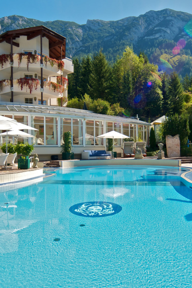 Бассейн на фоне гор на курорте Бад Татцмансдорф, Австрия
