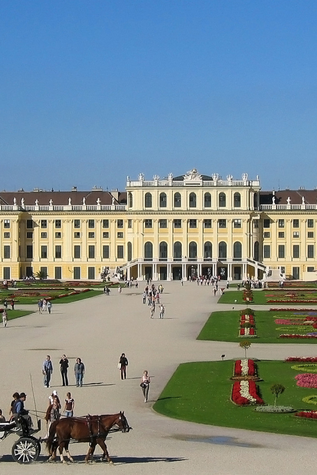 Площадь перед дворцом в городе Вена, Австрия