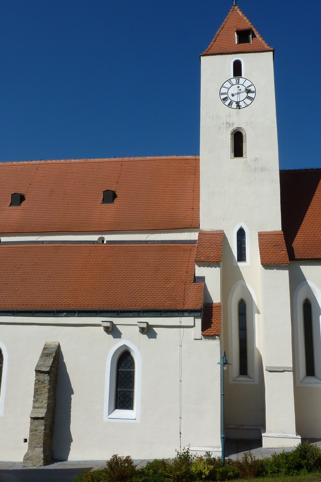 Здание с часами в городе Лэнгенфельд, Австрия