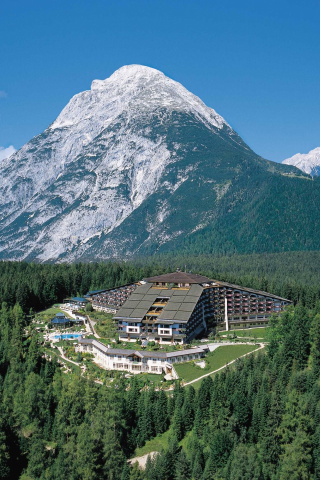 Отель на фоне горы на курорте Тельфс-Бюхен, Австрия
