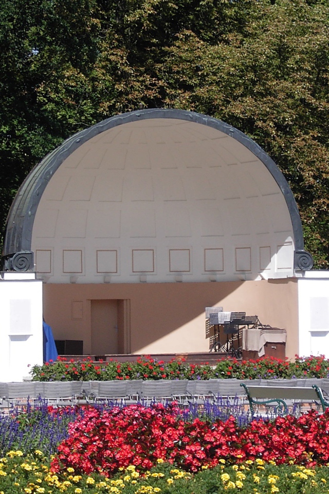 Сцена в парке на курорте Бад Халль, Австрия