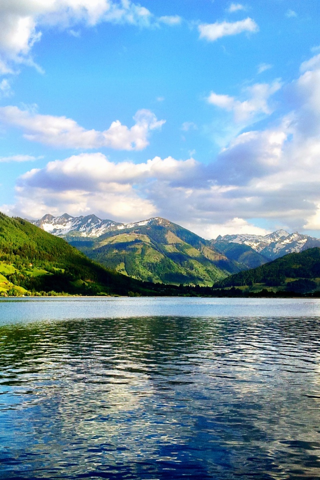 Водная гладь озера на курорте Цель-ам-Зее, Австрия