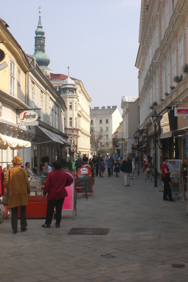 Прогулка по улице на курорте Баден, Австрия