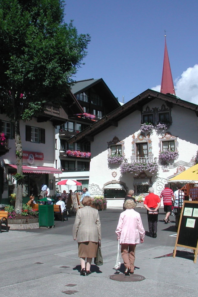 Прогулка по улице на курорте Зеефельд, Австрия