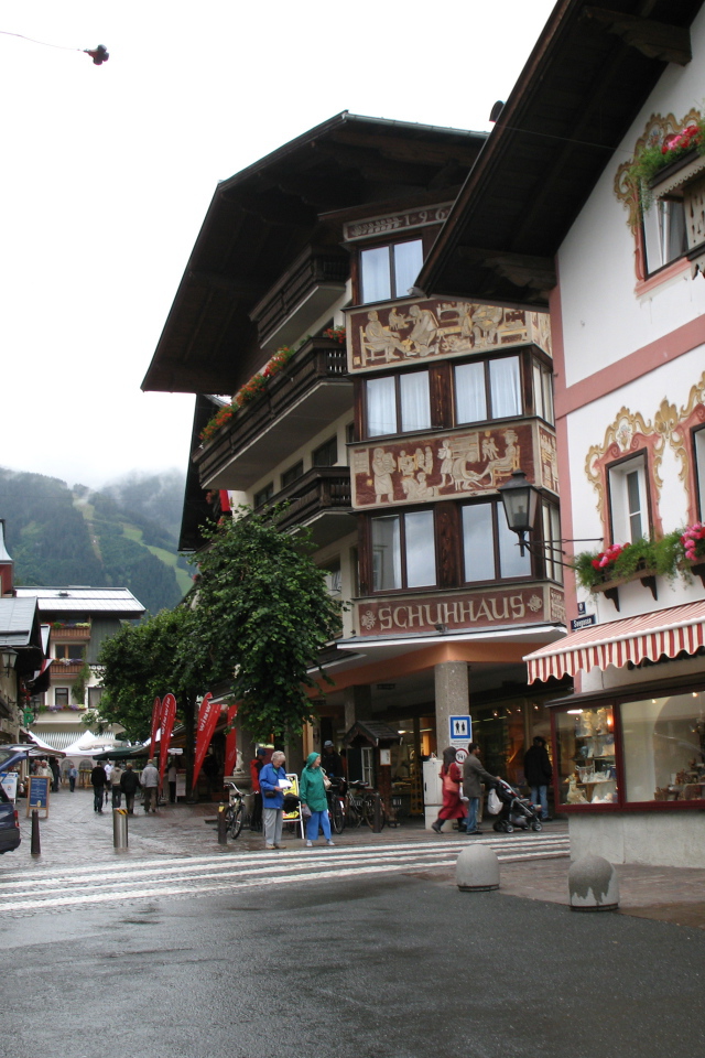 Прогулка по улице на курорте Цель-ам-Зее, Австрия