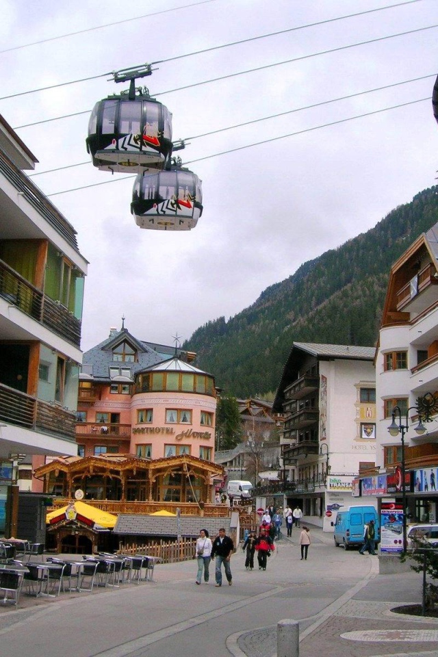 Прогулка по улице на горнолыжном курорте Ишгль, Австрия