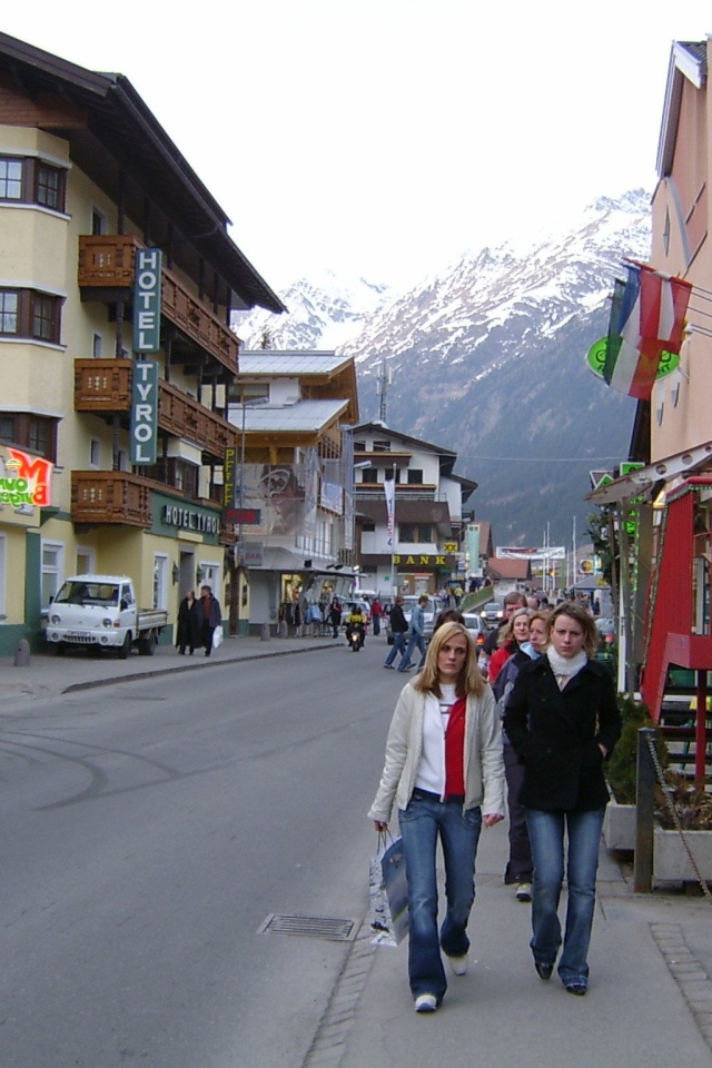 Прогулка по улице на горнолыжном курорте Зёльден, Австрия